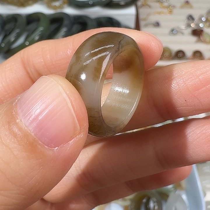 和田玉（糖玉）未镶嵌戒指有裂17.6内径61