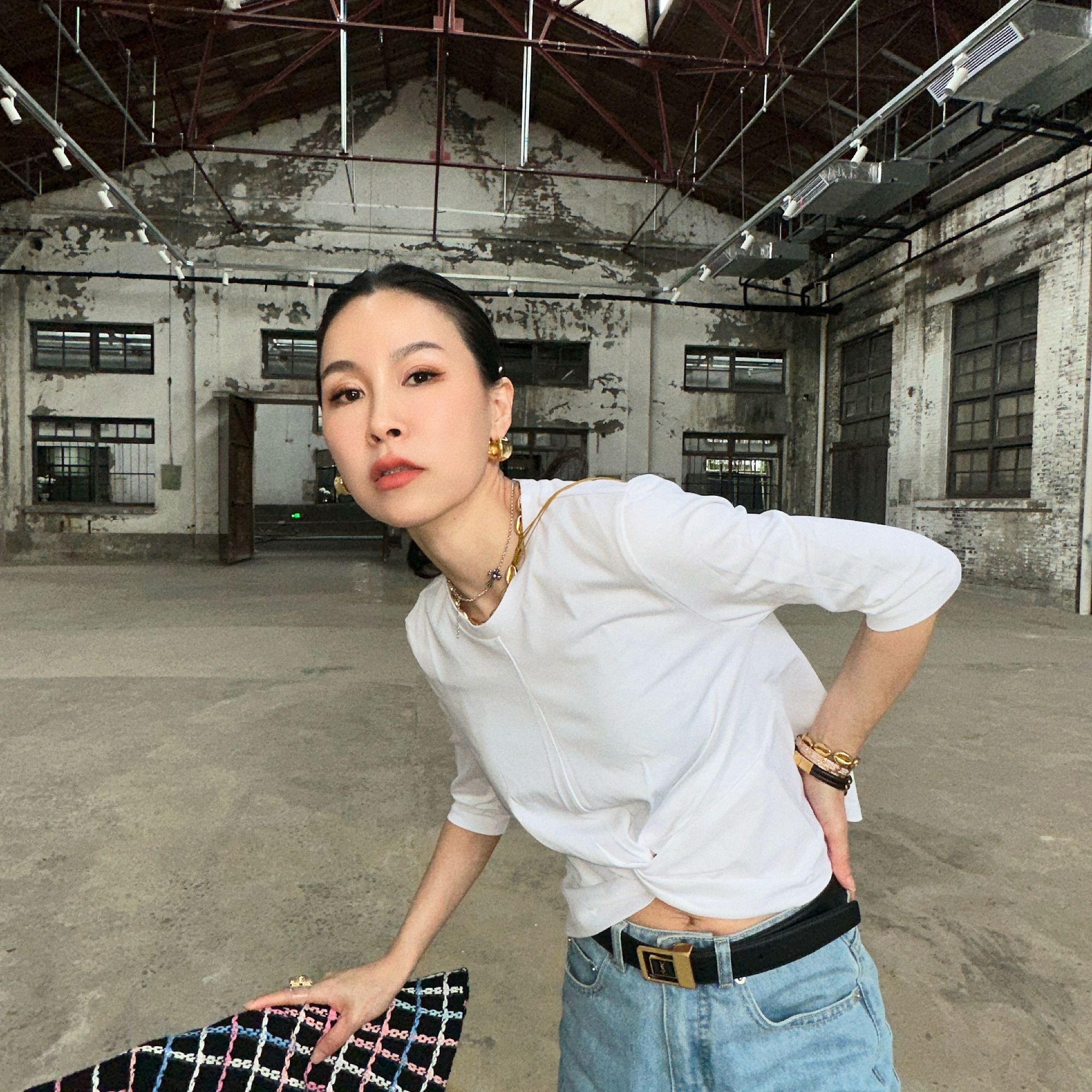 SONG TING 24新款 白色圆领中袖 扭花T恤 扭结显瘦上衣 （2404087）