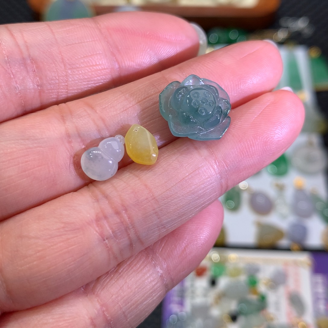 翡翠颈饰未镶嵌?*翡翠吊坠的未镶嵌