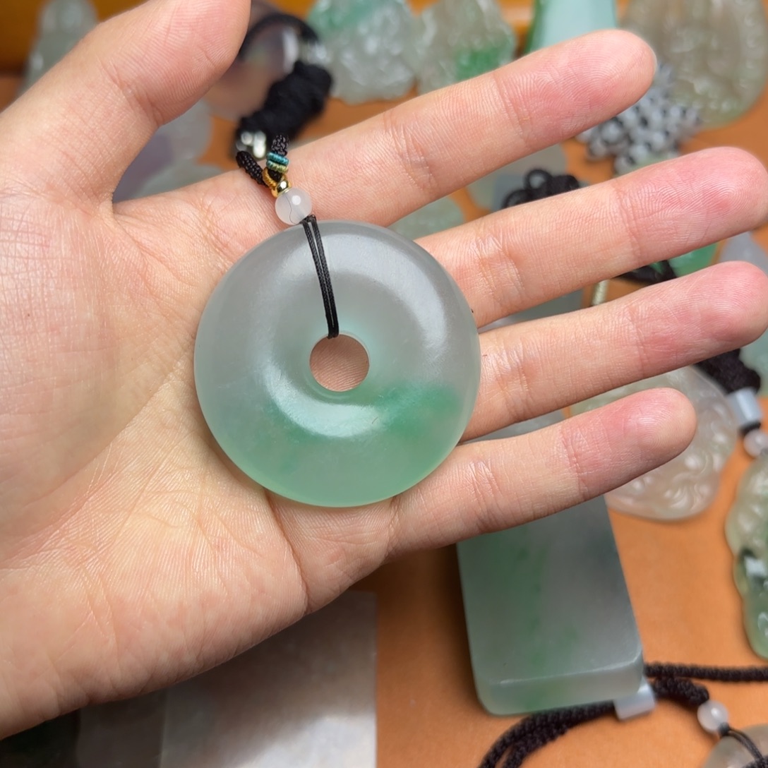 翡翠未镶嵌颈饰平安扣