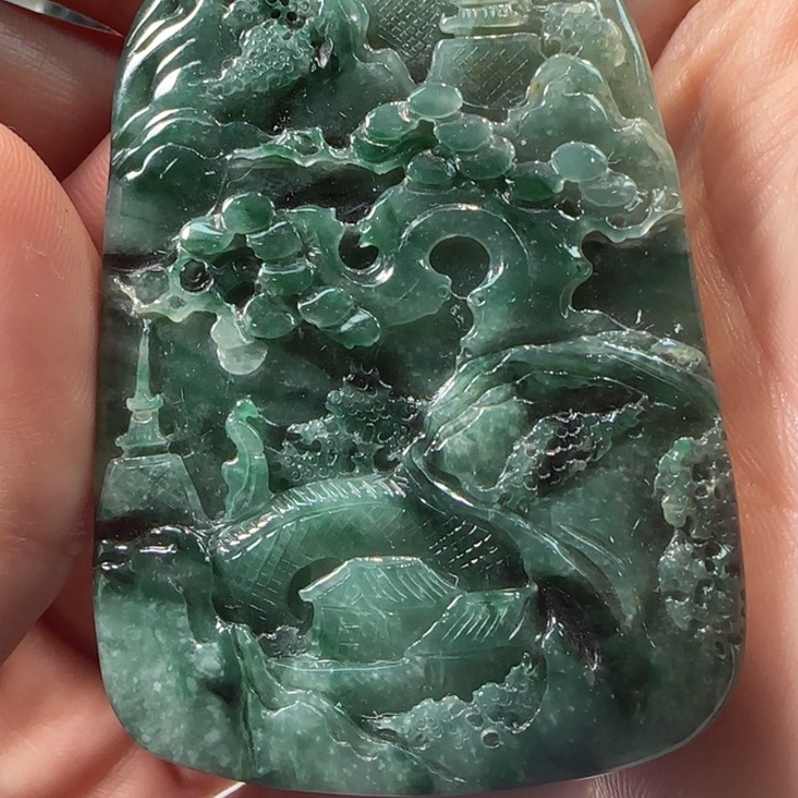 翡翠颈饰未镶嵌不会说不定是真的哦呵呵