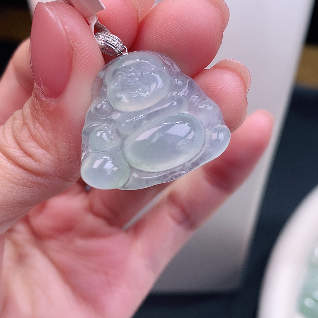 颈饰18K金镶嵌翡翠晴底布袋佛