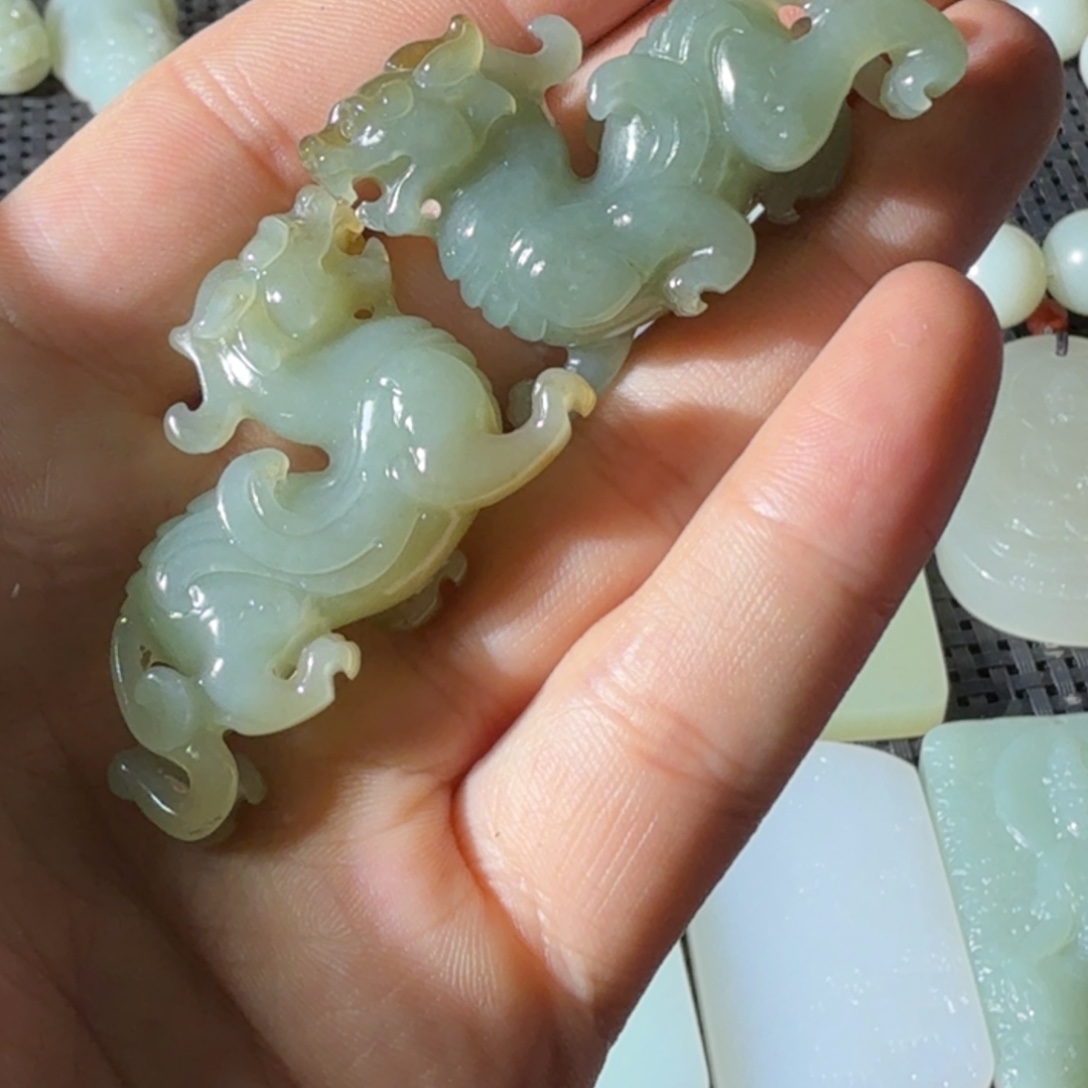 齐***年和田玉未镶嵌手链