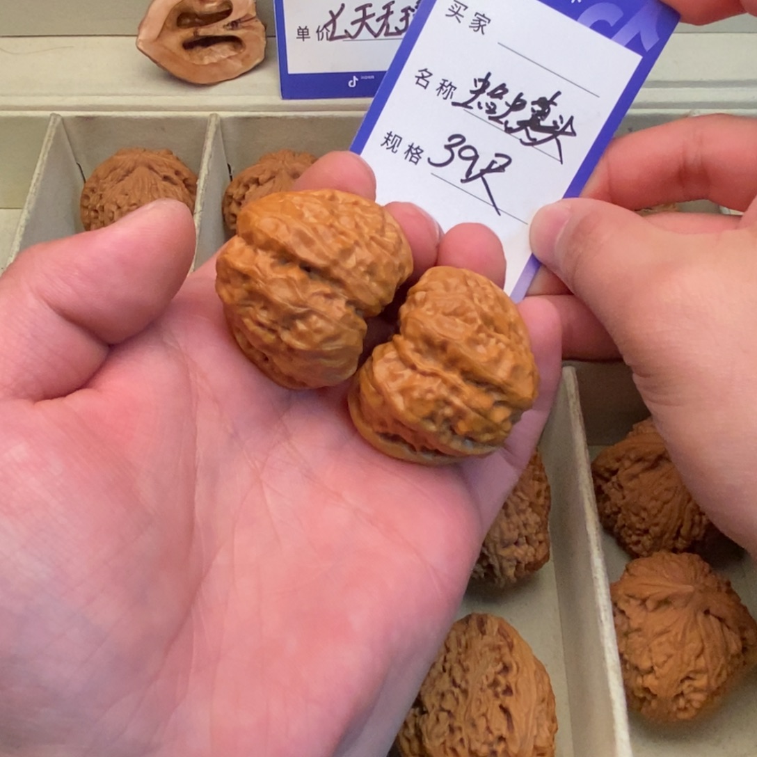 拿***喔文玩核桃把件蛤蟆头（39尺寸）