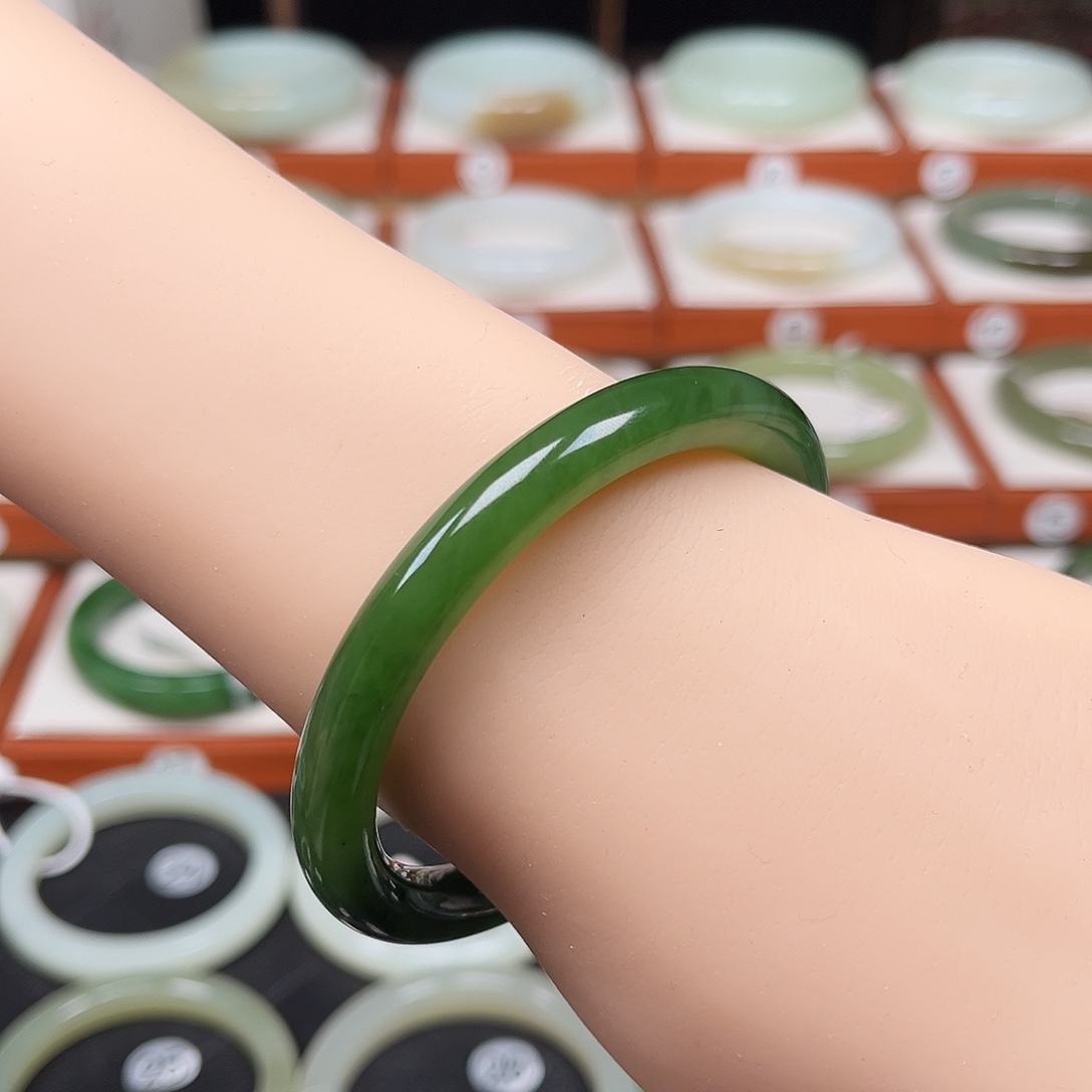 和田玉未镶嵌手镯