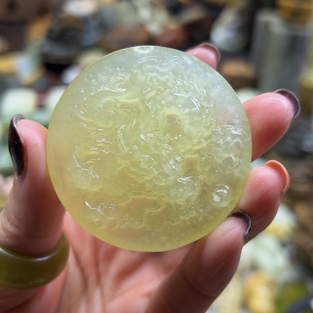 岫玉未镶嵌颈饰天青冻金色龙牌