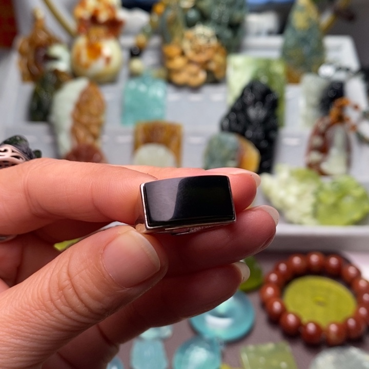 王***旭蛇纹石玉未镶嵌颈饰