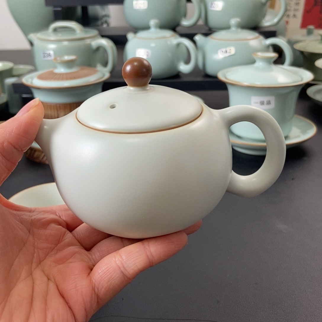 二级品月白釉西施壶