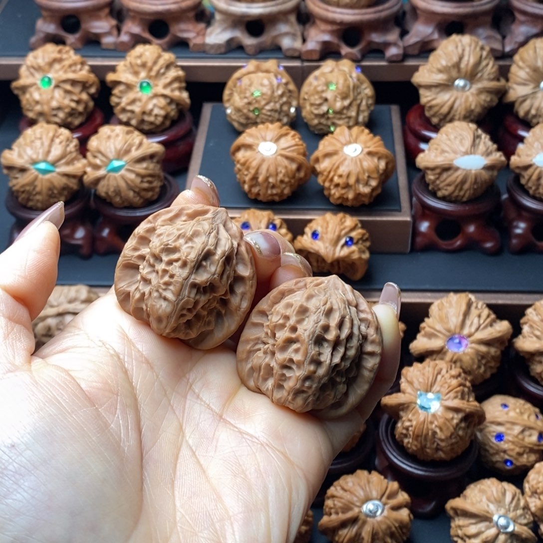 向***暖文玩核桃吊坠白蛇谷