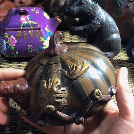 紫砂茶壶原矿泥料手工制作的紫砂壶。