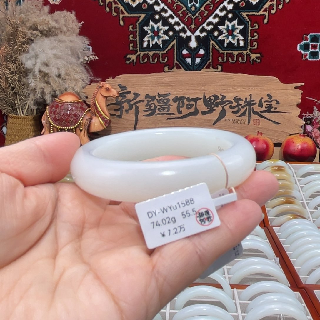 未镶嵌手镯和田玉天然且末老熟油羊脂玉