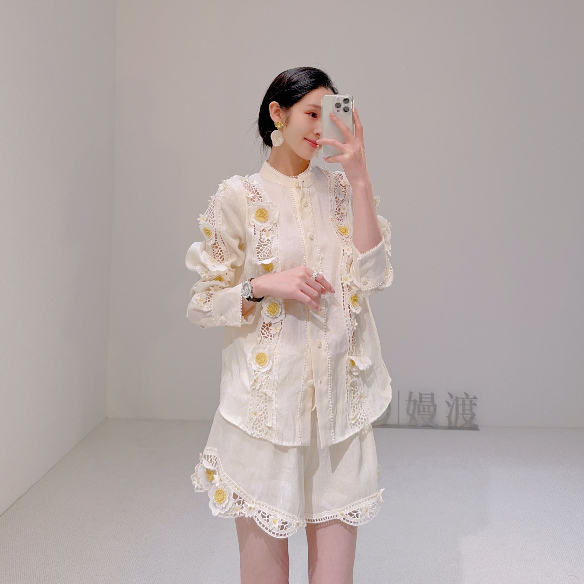 嫚渡高定2025夏季小众度假风新款蕾丝立体花朵亚麻休闲高腰短裤