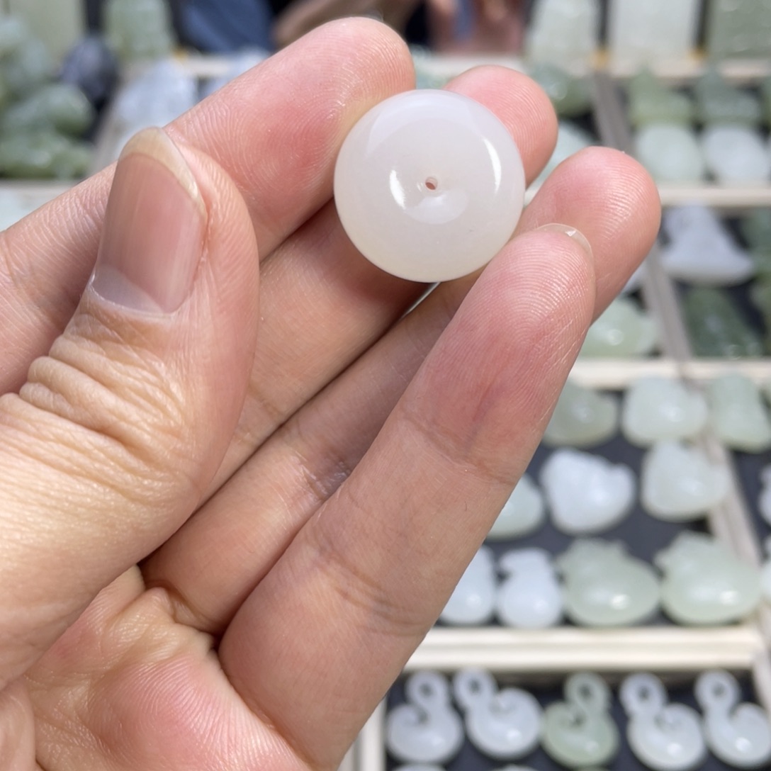 和田玉颈饰未镶嵌白冰平安扣