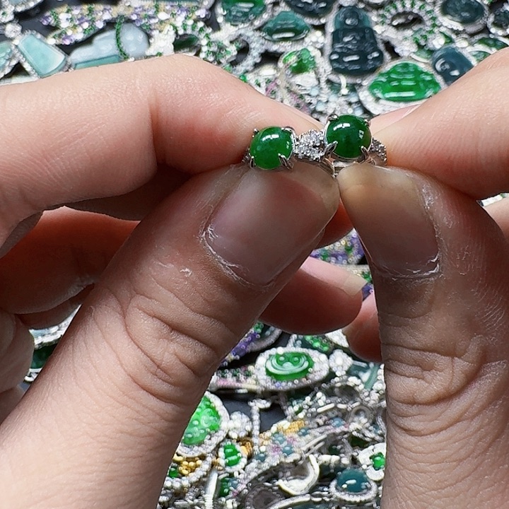 翡翠颈饰未镶嵌天然A货翡翠放漏