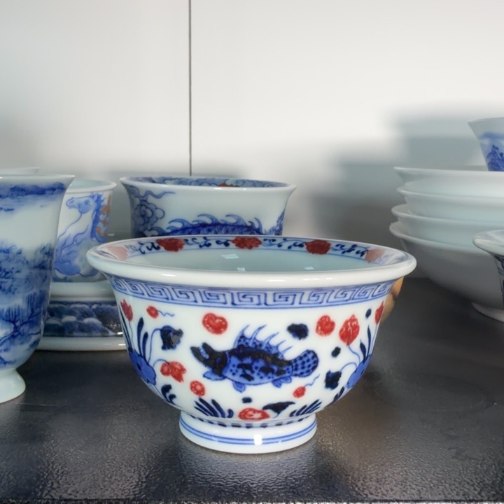 青花釉里红鱼藻图压手杯