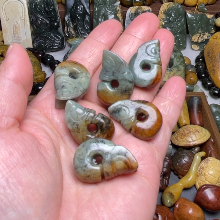 一****岫岩河磨玉（透闪石质玉）未镶嵌颈饰