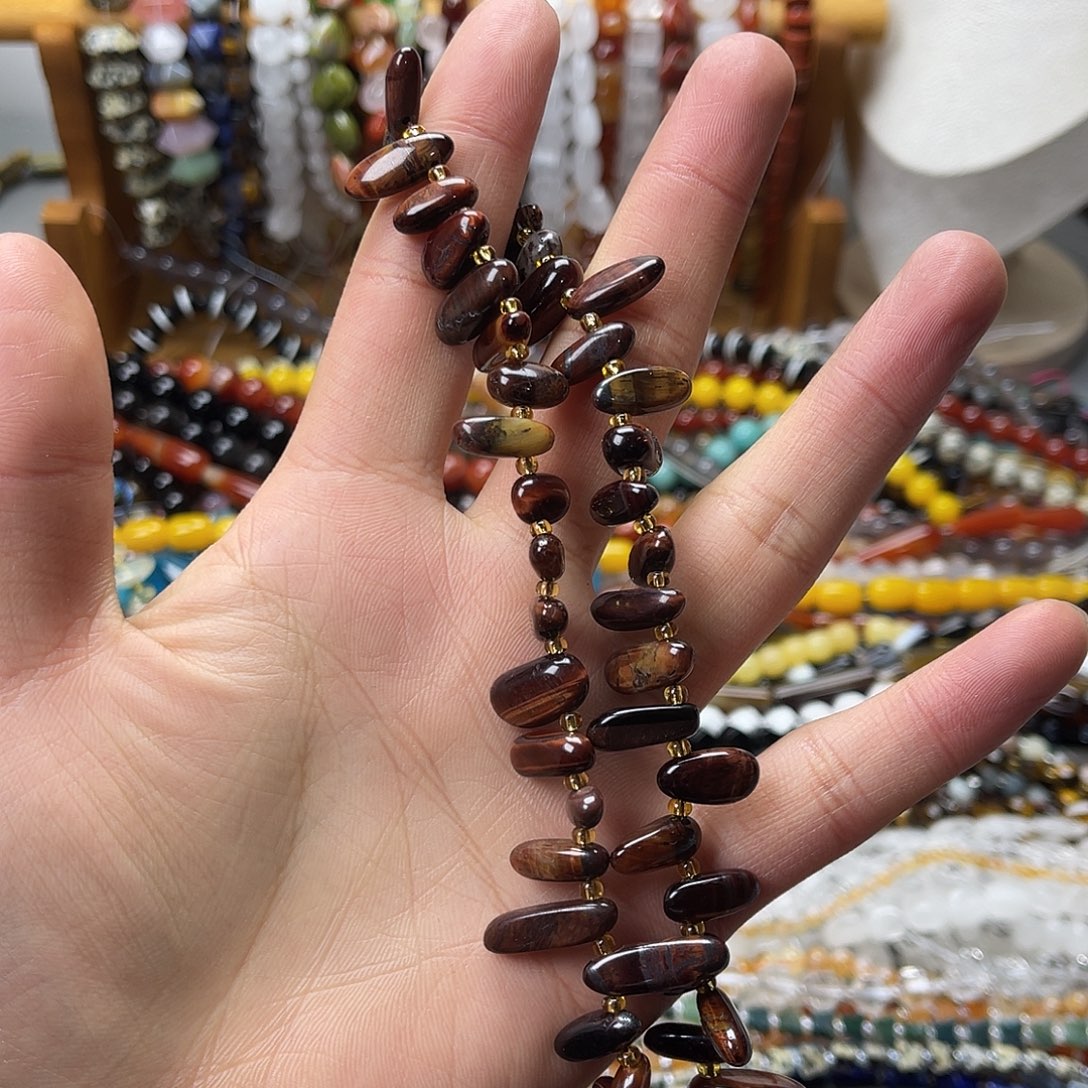 玛瑙/玉髓未镶嵌珠宝半成品红虎长牙一条