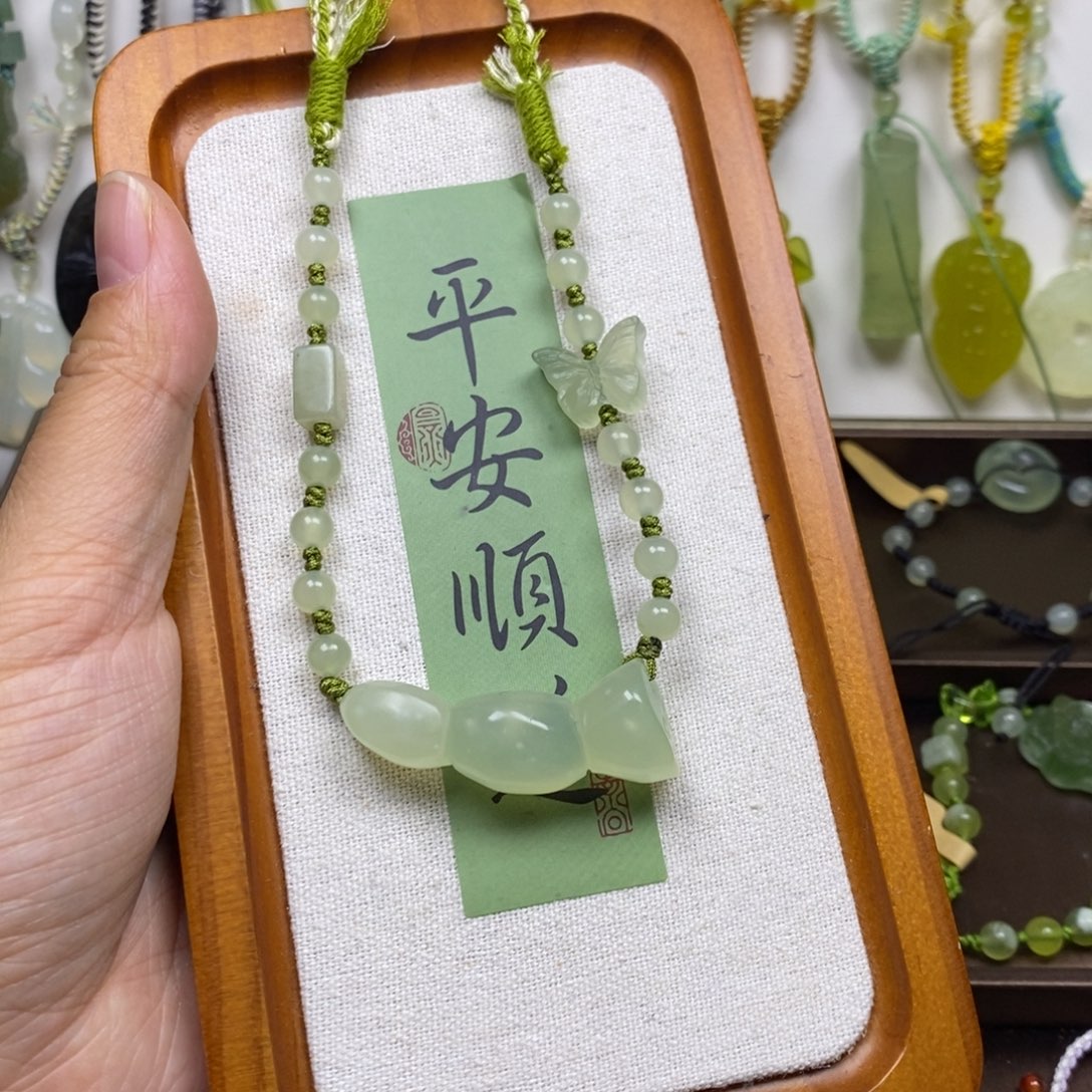 蛇纹石玉未镶嵌颈饰