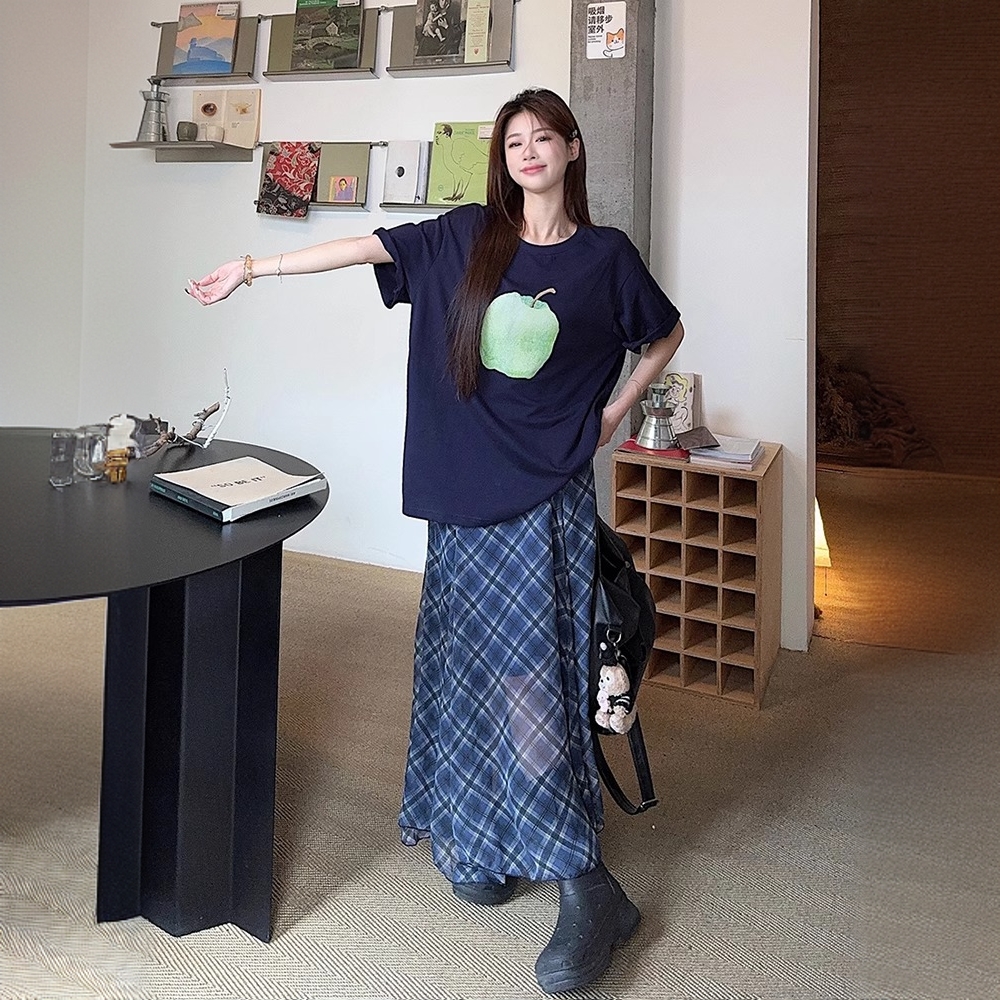 夏日松弛感穿搭苹果印花短袖T恤格纹半身裙休闲套装女