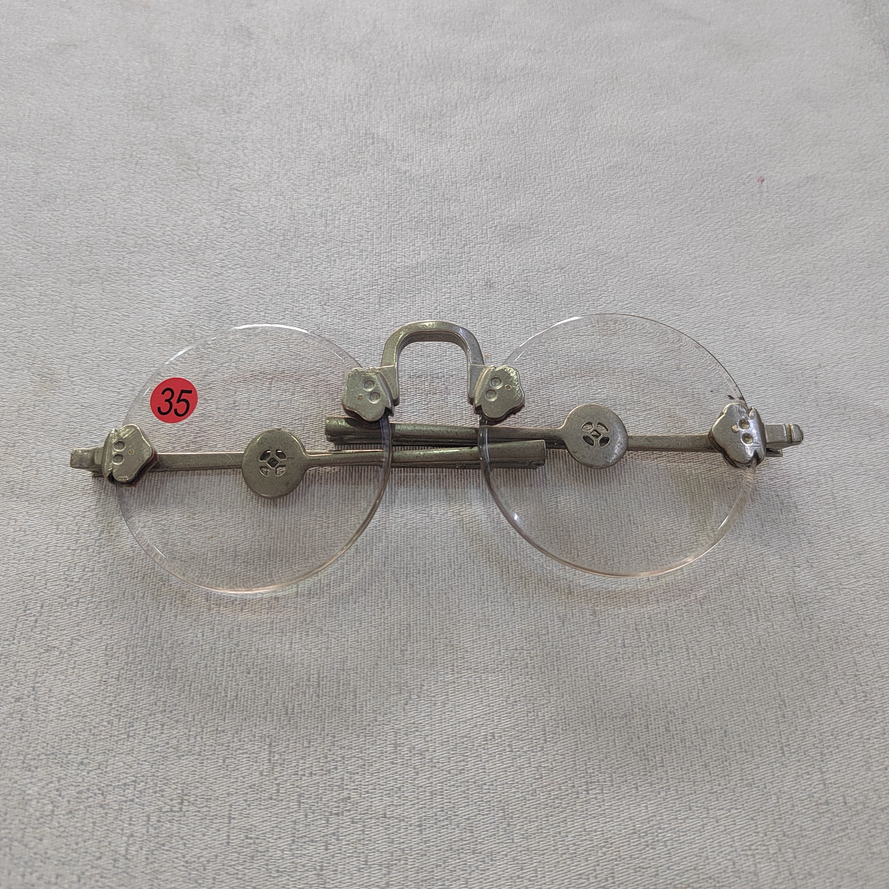 冰糖色眼镜一副一个镜片带点棉，尺寸5.6cm.厚度3.9mm
