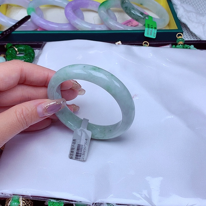 翡翠手镯未镶嵌翡翠