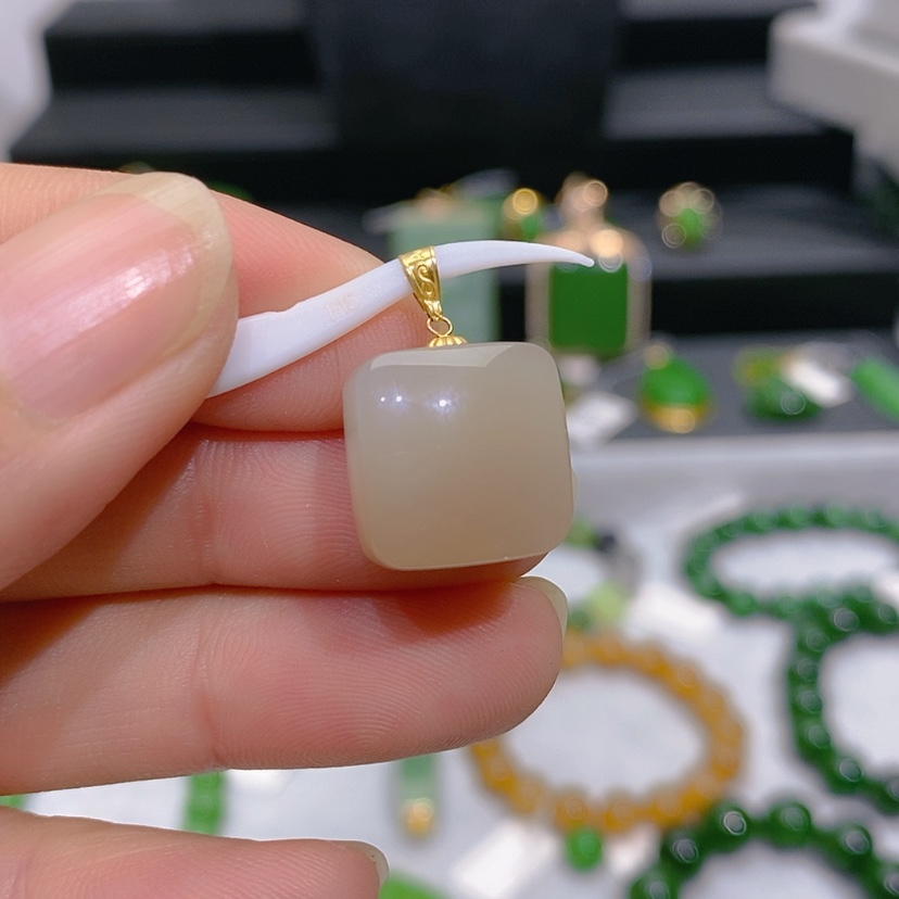 【闪购商品】和田玉颈饰18K金镶嵌