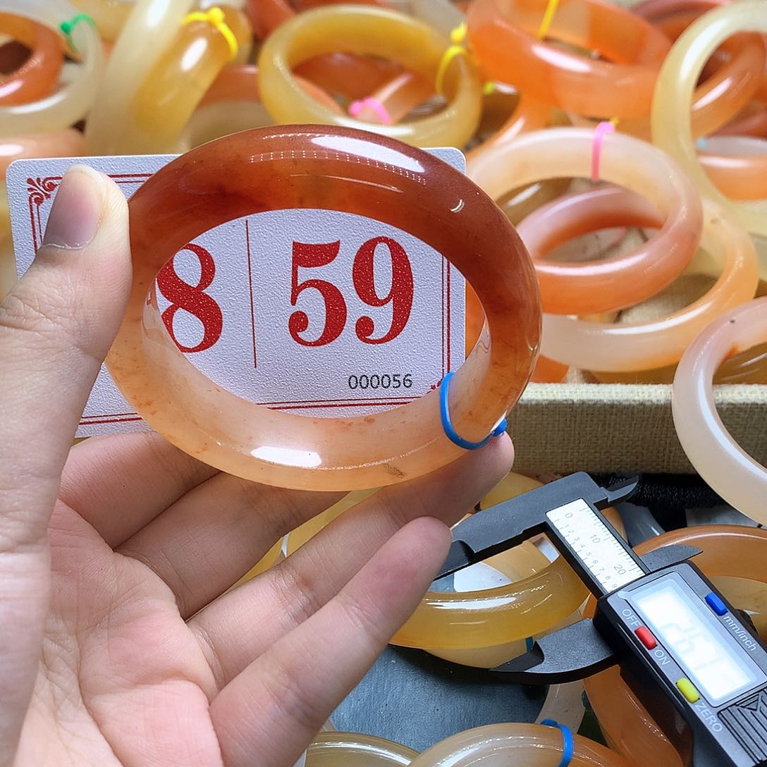 未镶嵌石英质玉（黄龙玉）手镯泽***妹