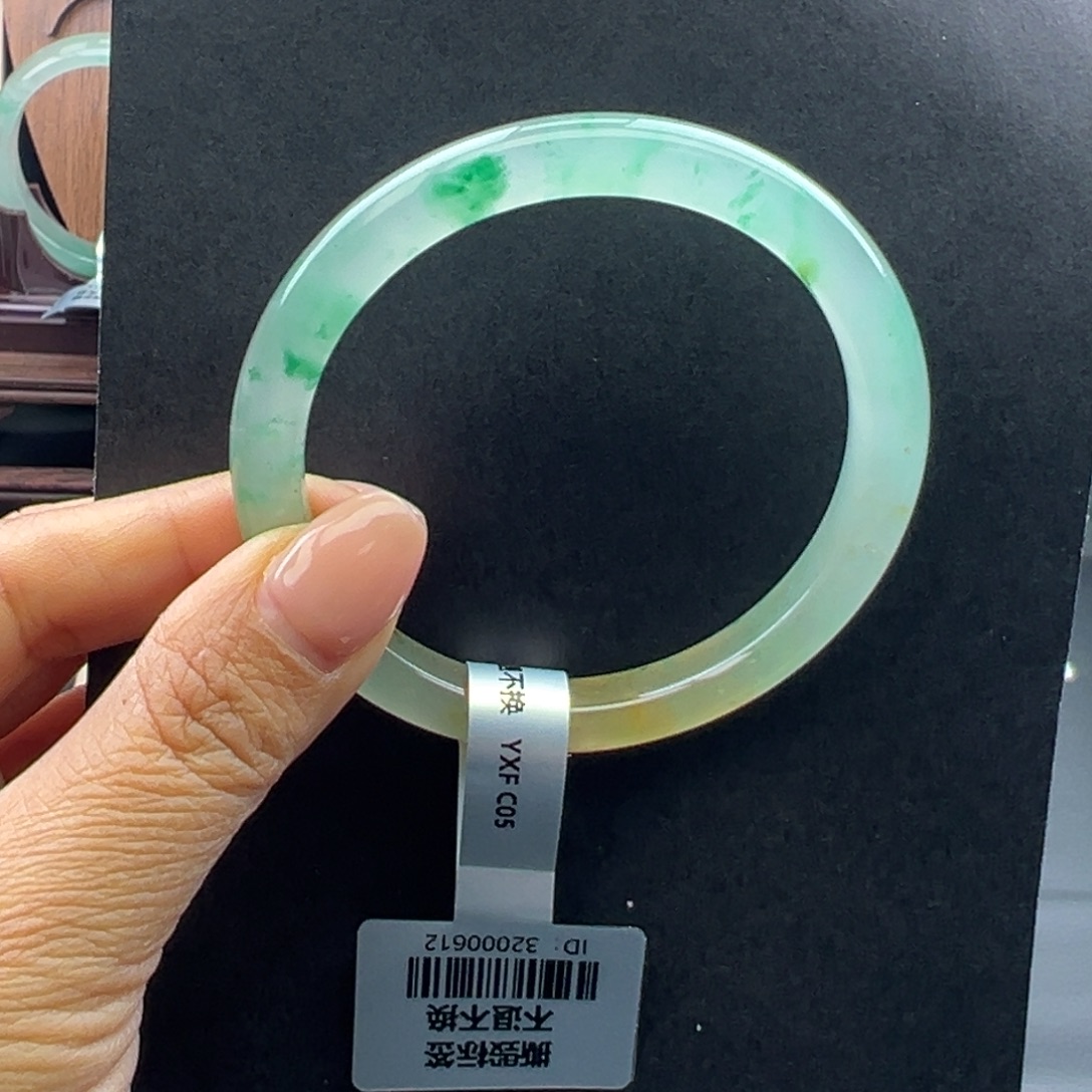 w****石英质玉（非洲翠）未镶嵌手镯