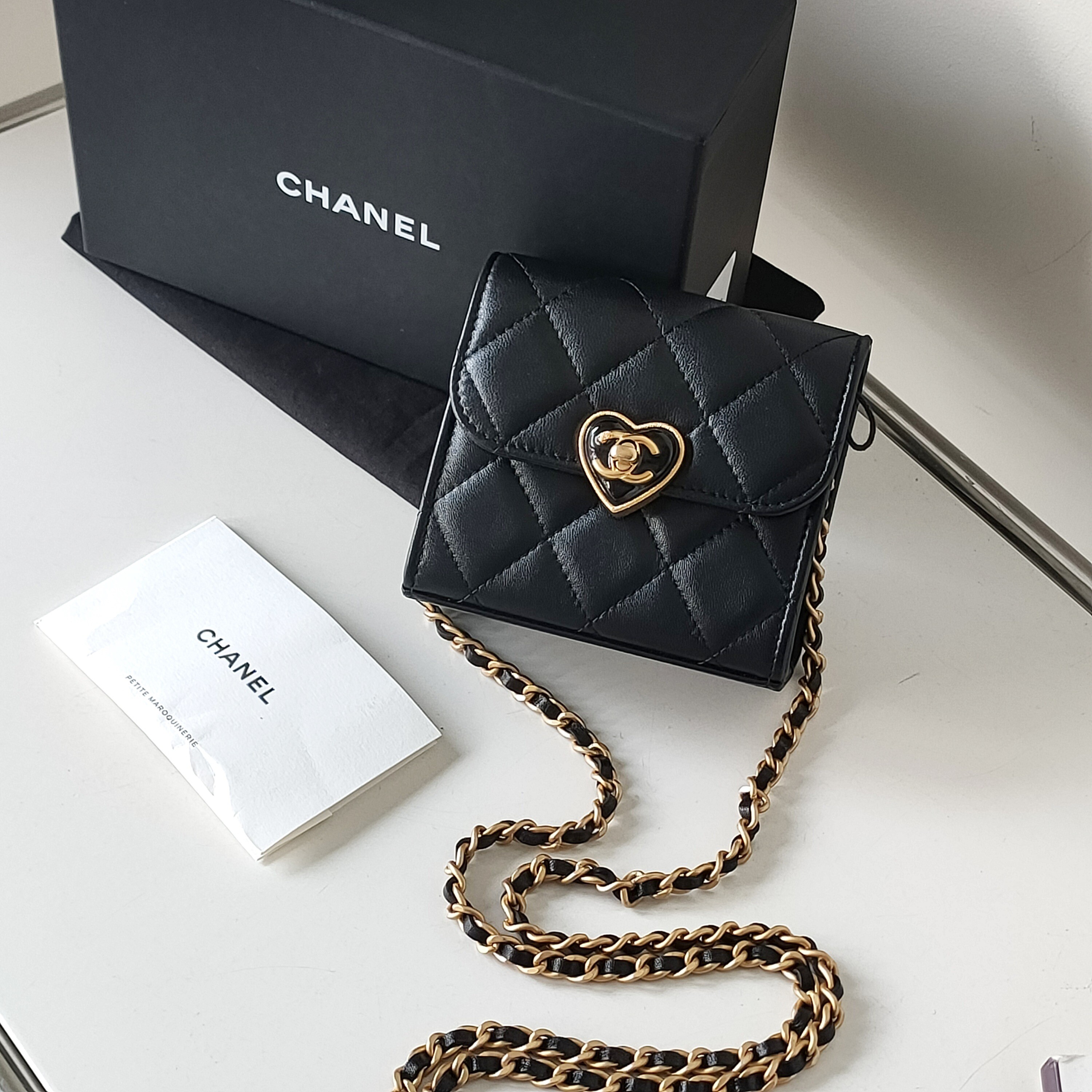 95新 Chanel/香奈儿 Azul-23S黑金羊皮爱心珐琅扣mini斜挎包43881