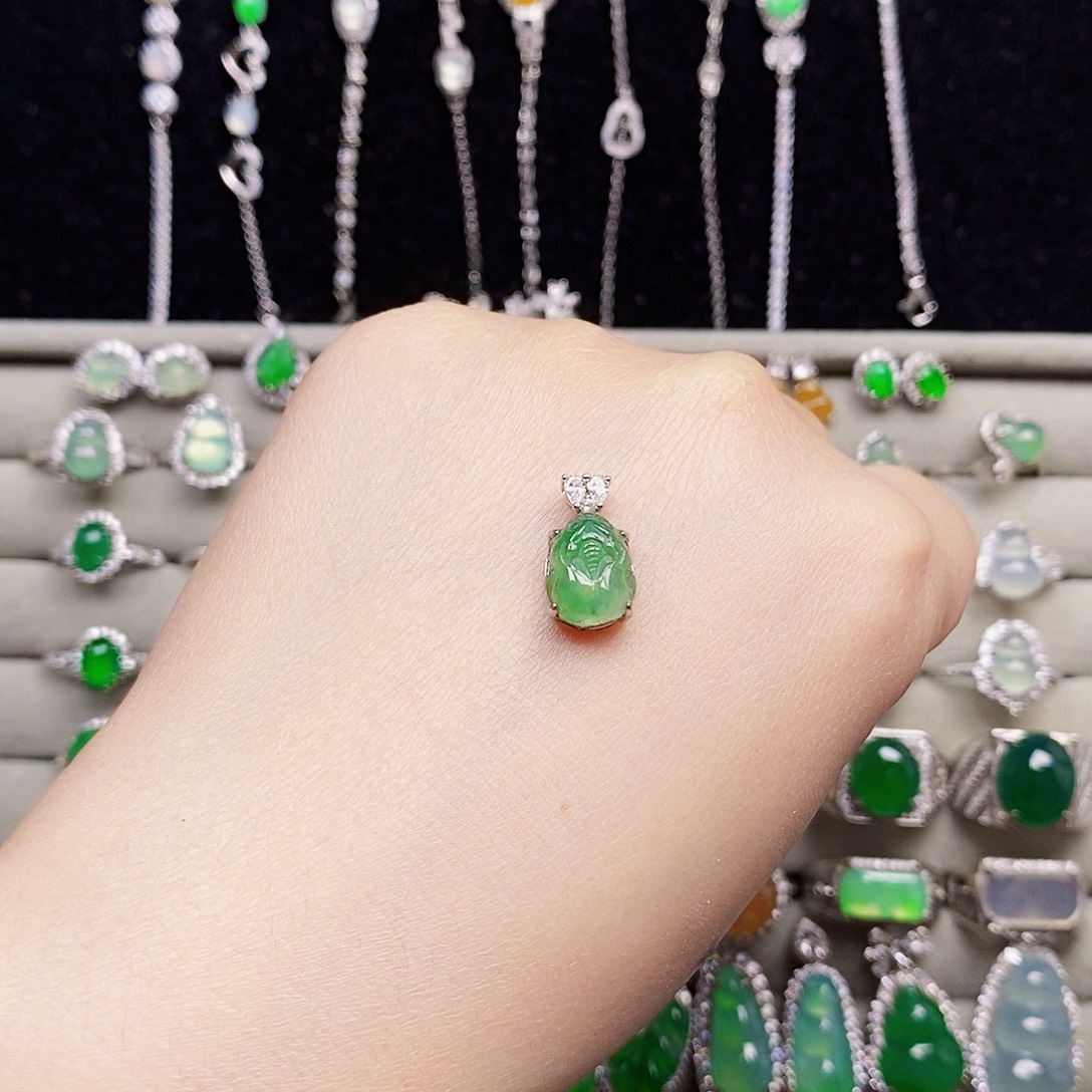 翡翠银S925镶嵌颈饰貔貅