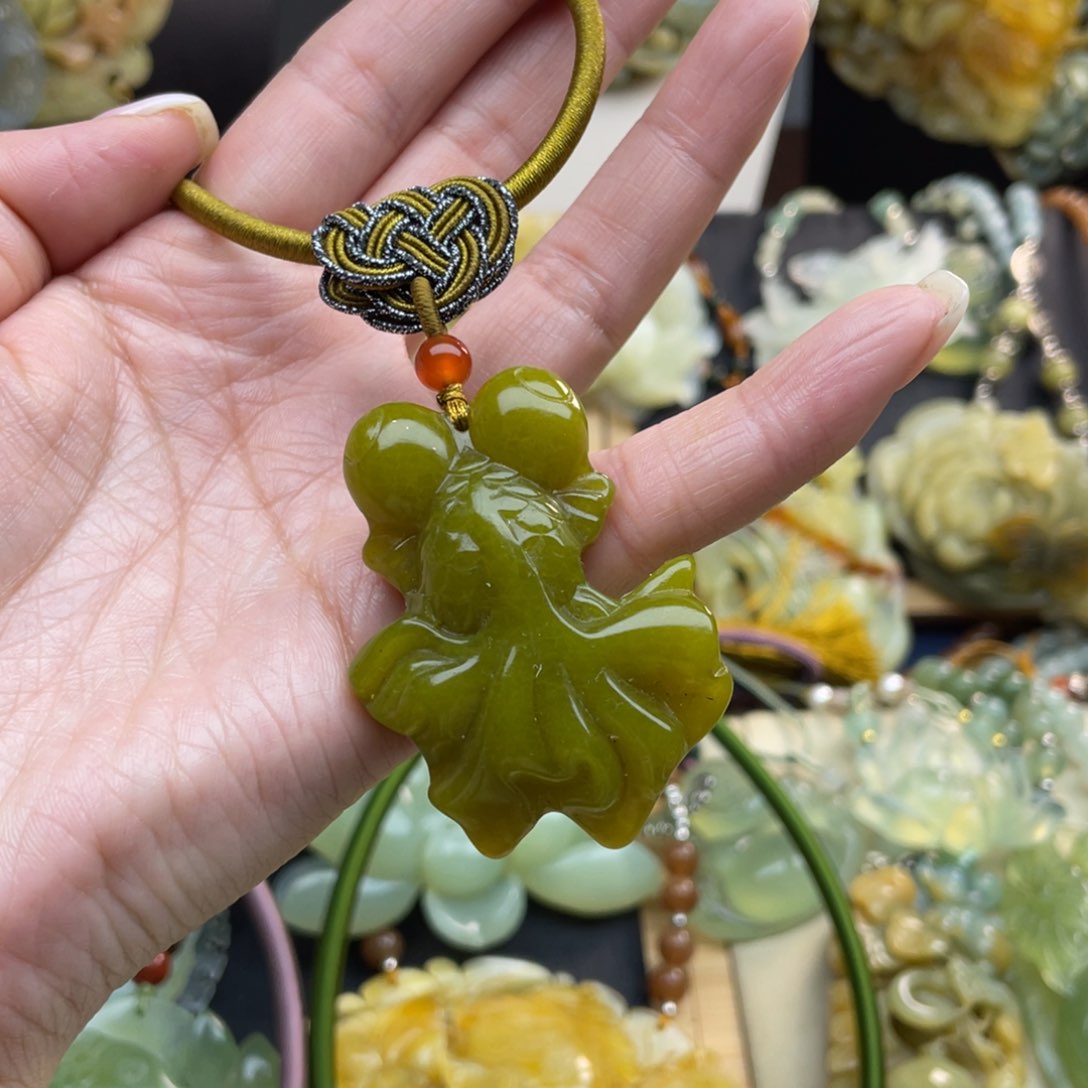 蛇纹石玉颈饰未镶嵌