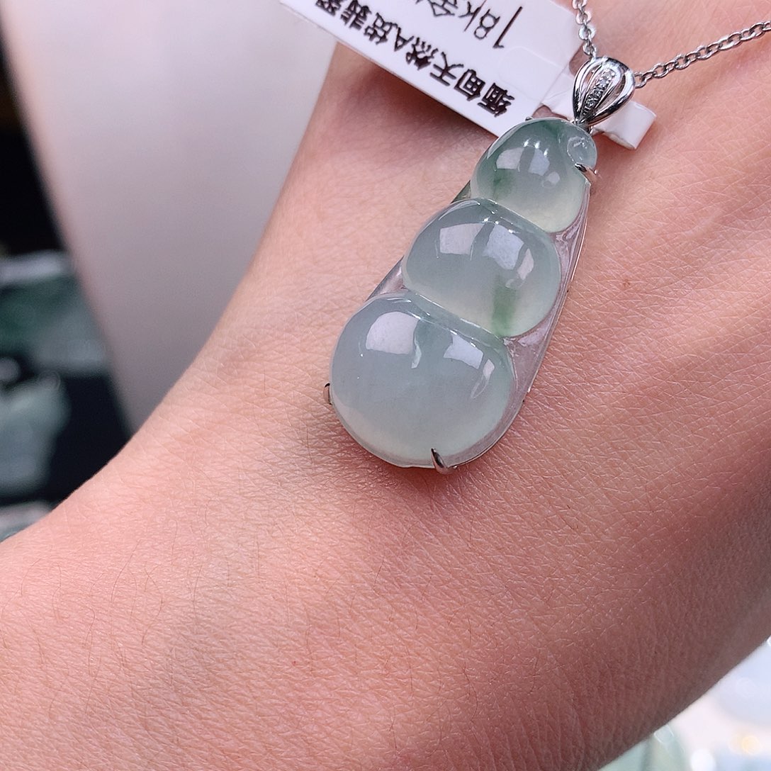 颈饰18K金镶嵌翡翠冰胶飘花福豆