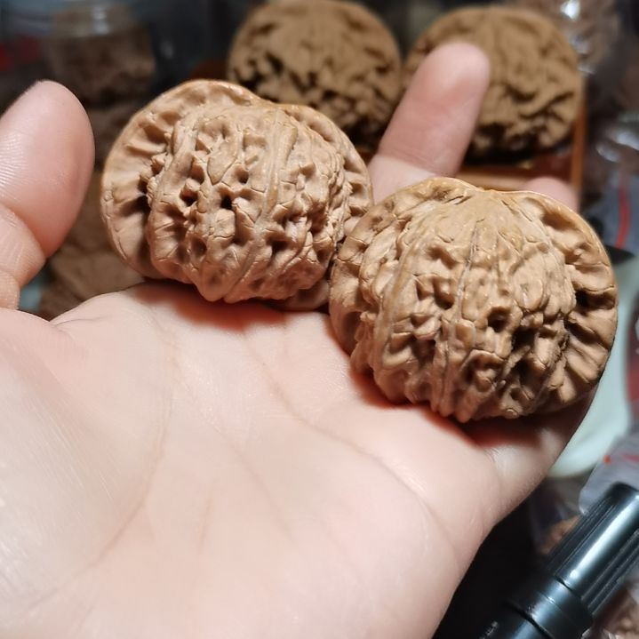 文玩核桃吊坠47闷白狮子