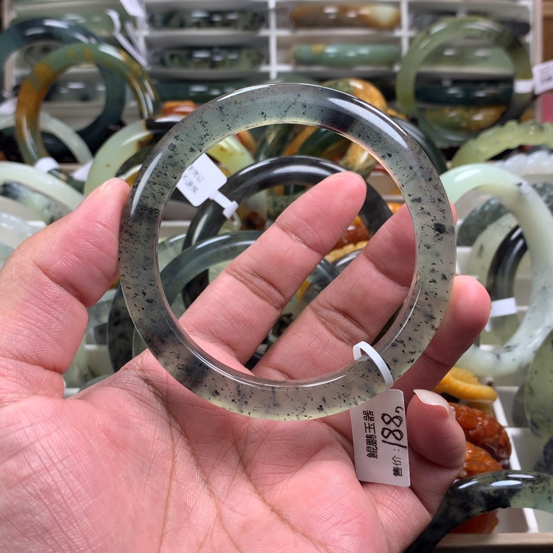 蛇纹石玉手镯未镶嵌