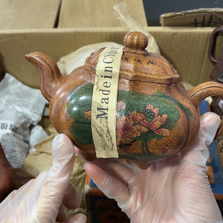 紫砂茶壶原矿泥料，纯手工制作的一把紫砂壶。