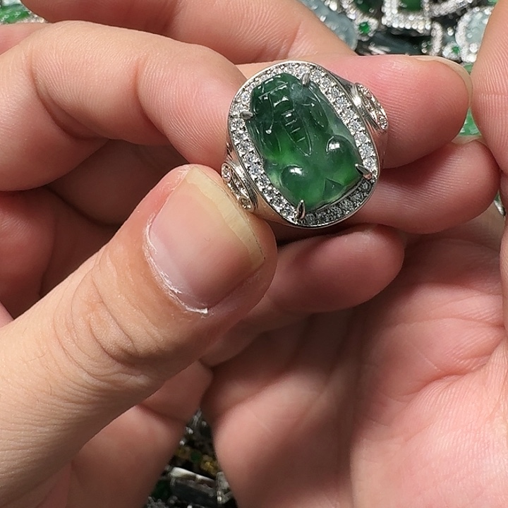 翡翠未镶嵌颈饰天然A货翡翠放漏