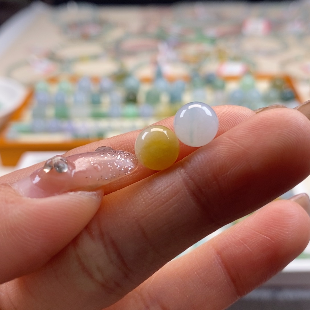 翡翠散珠天然翡翠一对8+，黄有内纹