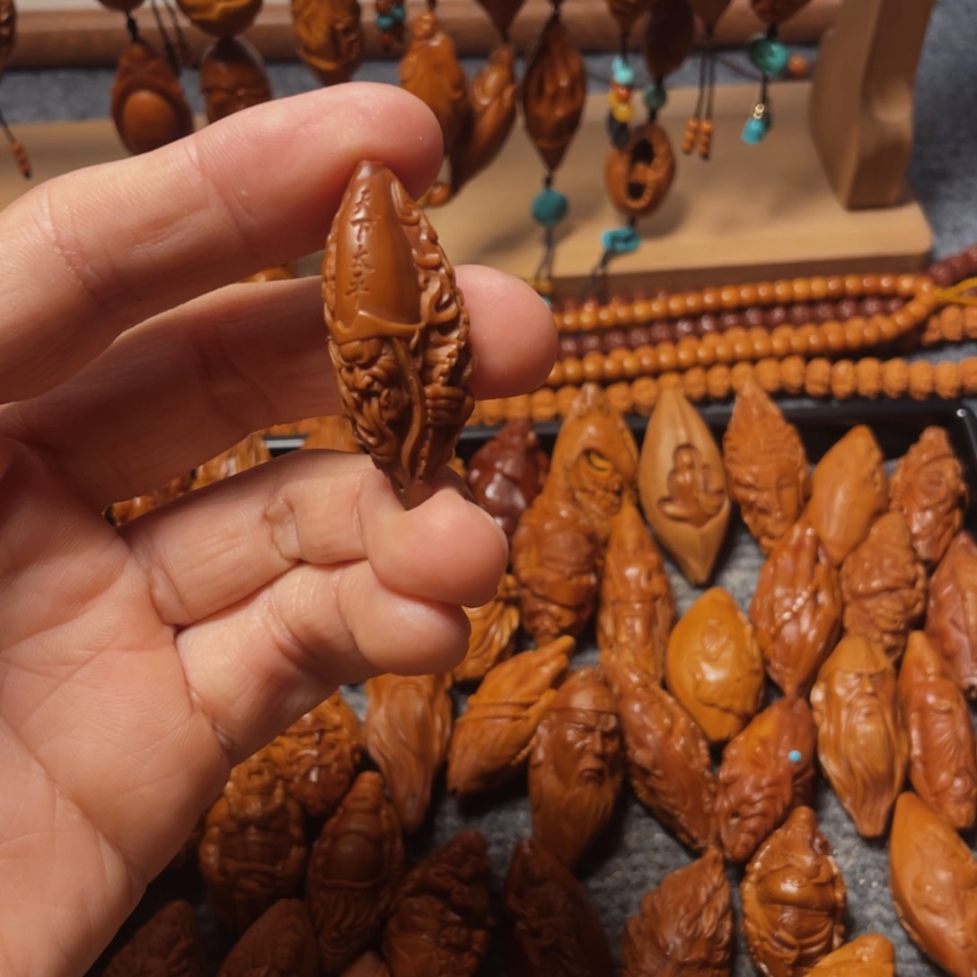 橄榄核吊坠黑白无常