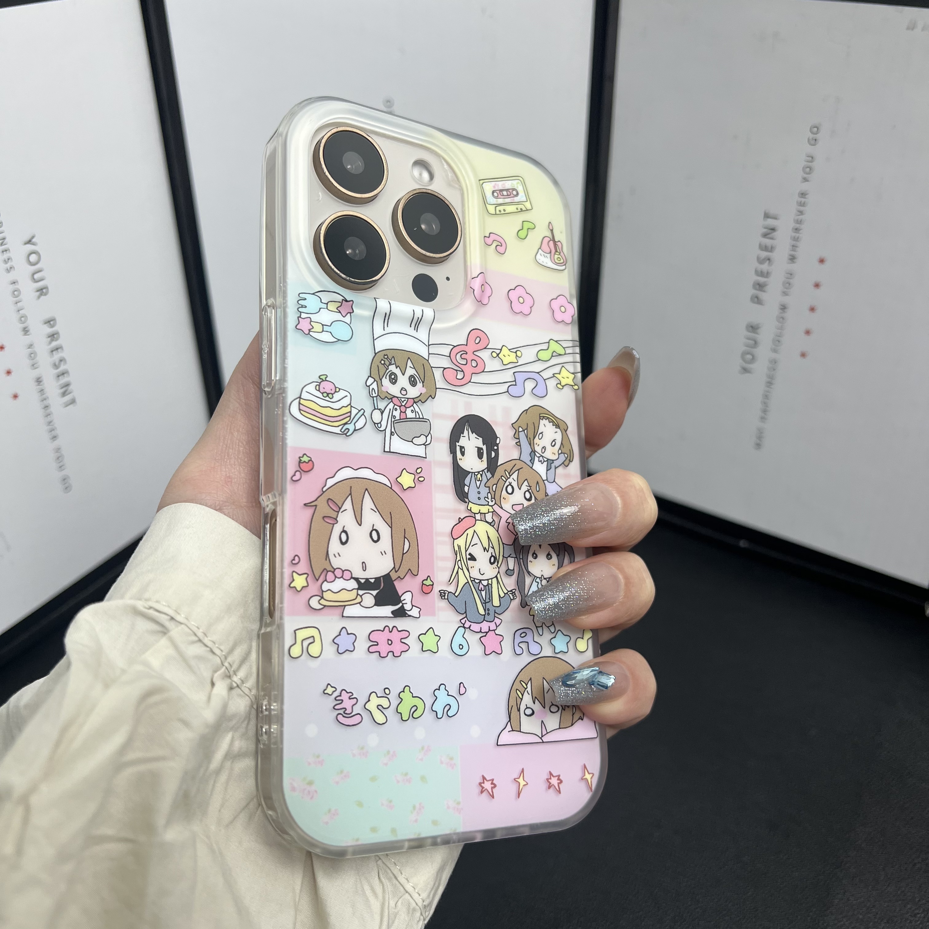 可爱卡通满屏厨师轻音少女适用iPhone16手机壳苹果15新款14防摔13