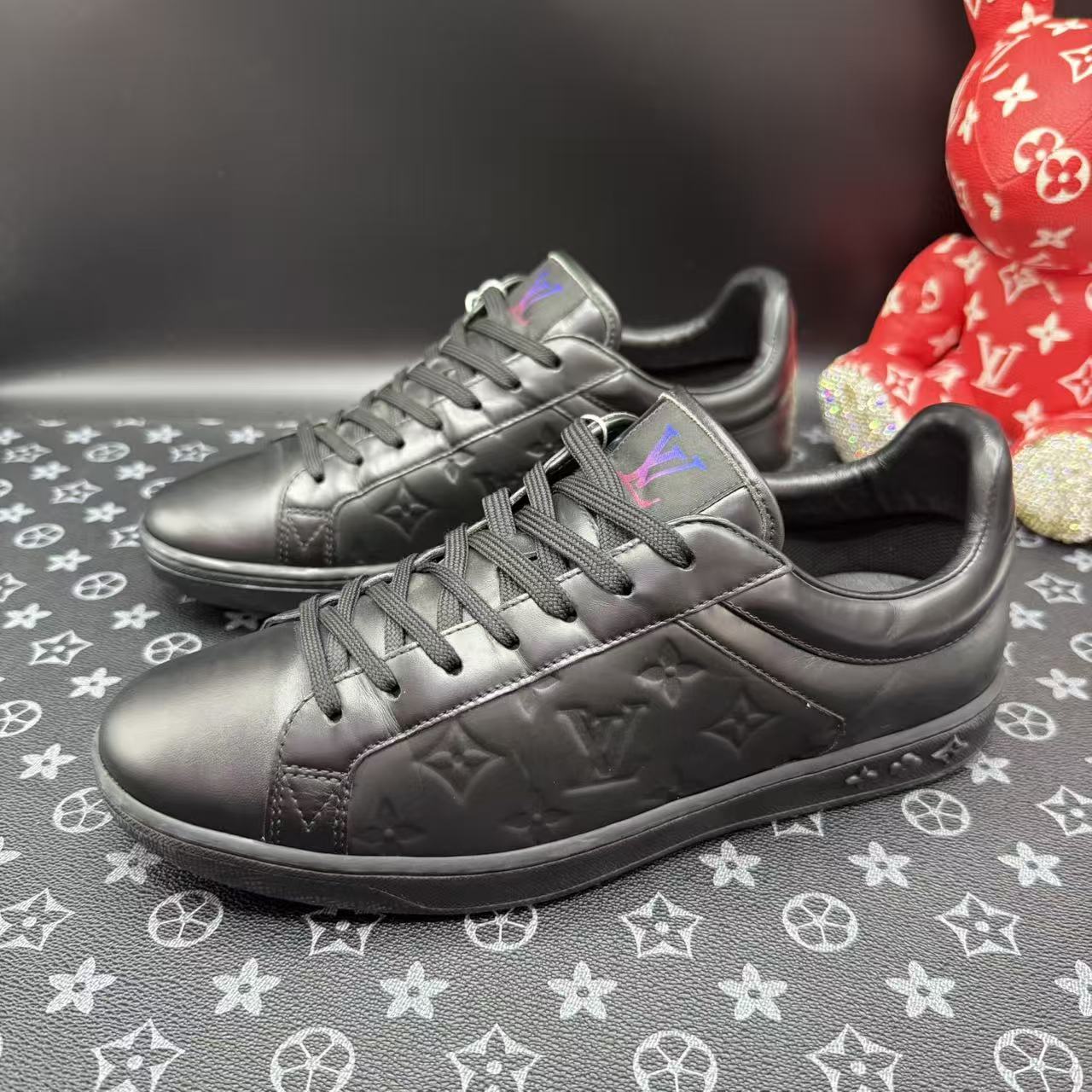 95新 LouisVuitton/路易威登 黑色压印老花休闲板鞋39.5码ddm3307