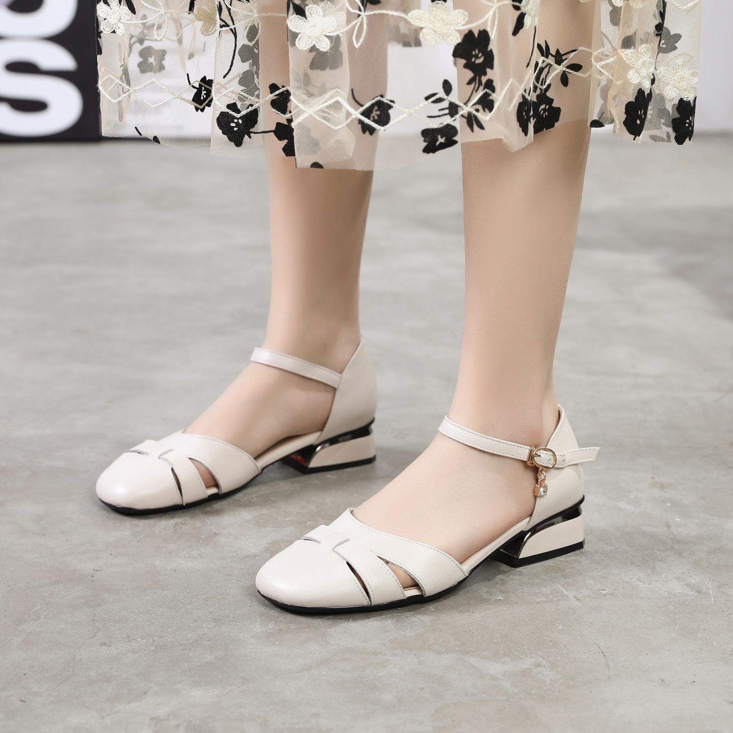 2025新款真皮圆头超仙大码凉鞋女34-43低跟超软通勤舒适百搭中空