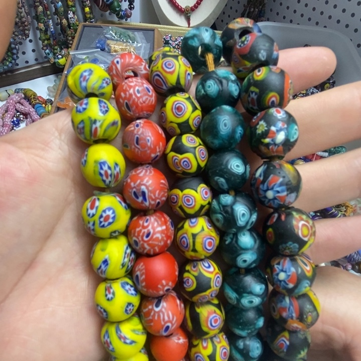 颈饰琉璃千花圆珠 