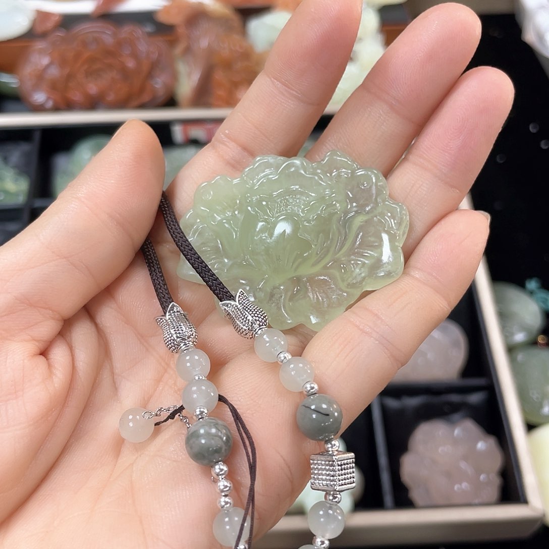 蛇纹石玉颈饰合金