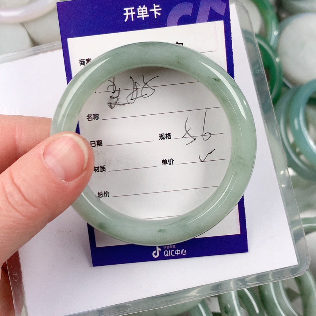 石英质玉手镯未镶嵌美***切