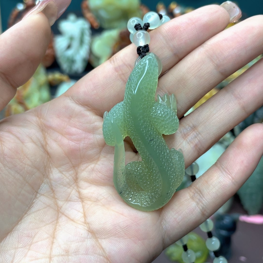 蛇纹石玉颈饰未镶嵌