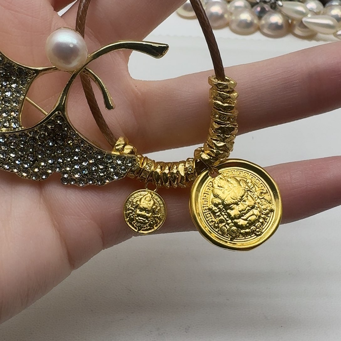 颈饰足金镶嵌淡水珍珠