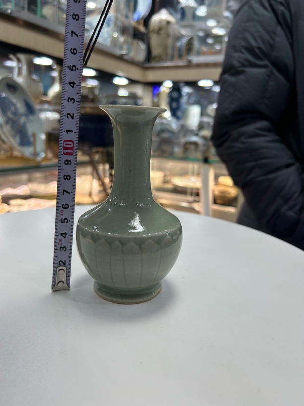 冬青釉莲瓣长颈瓶，釉水莹润，星子土胎质。手工中式摆件