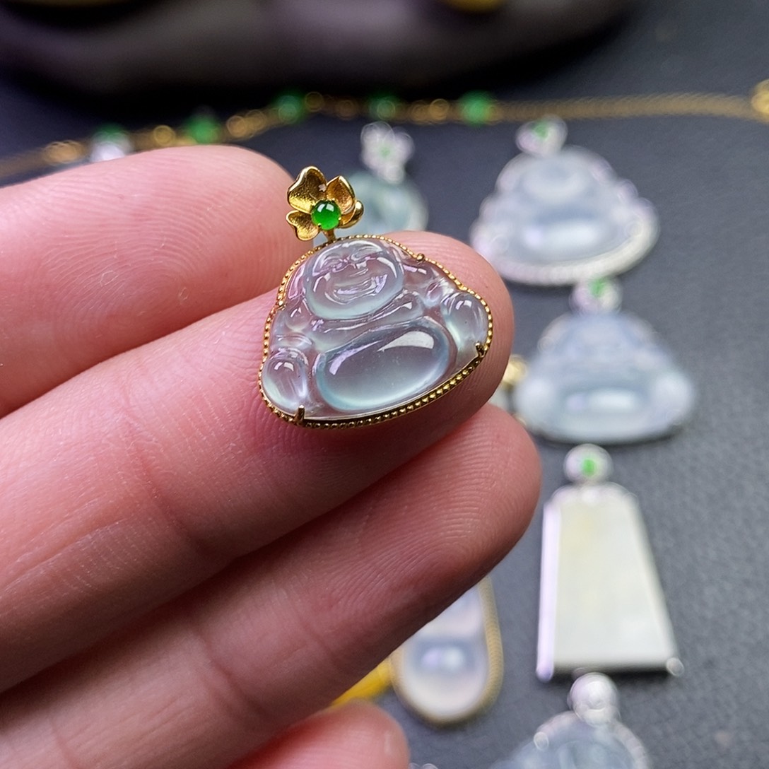 颈饰18K金镶嵌翡翠