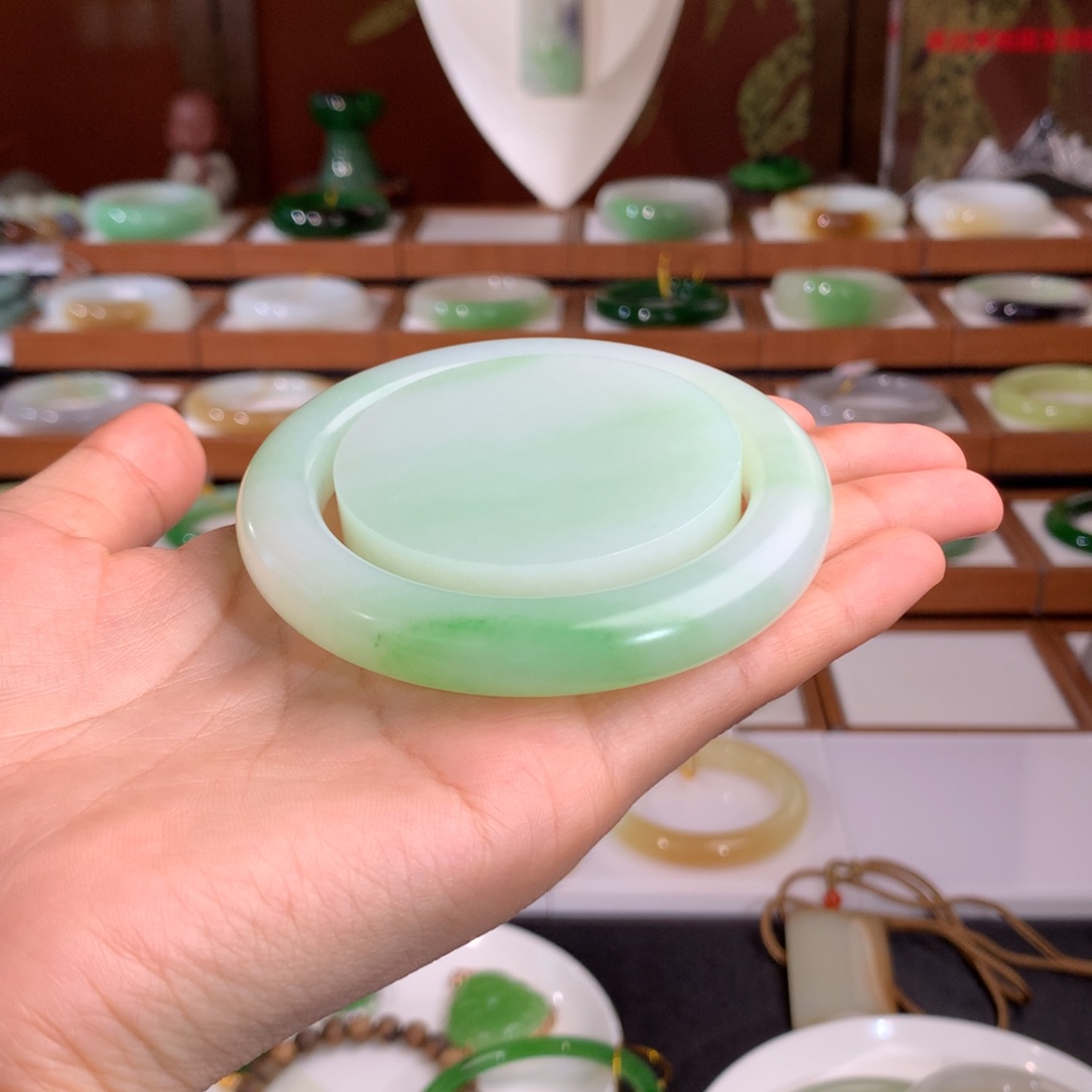 柠***萌和田玉手镯未镶嵌毕业柔光俄翠55