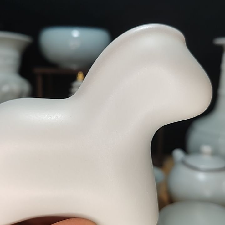 官瓷月白釉小胖马